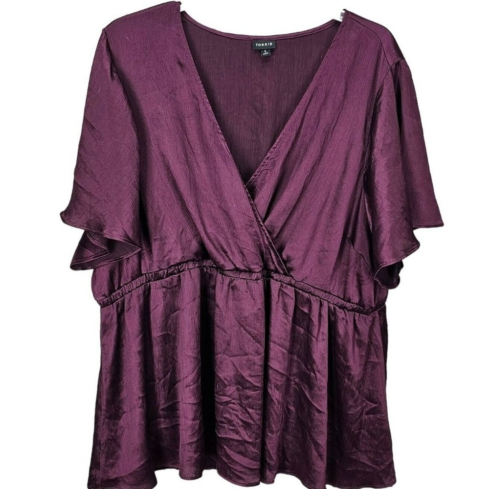 Torrid Plum Purple Satin Deep V Cut Banded Waist‎ Flutter Sleeve Blouse Size 5